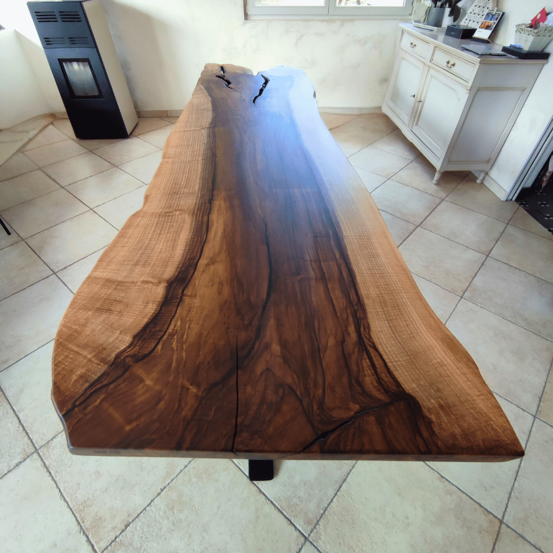 Plateau de table en noyer massif local.