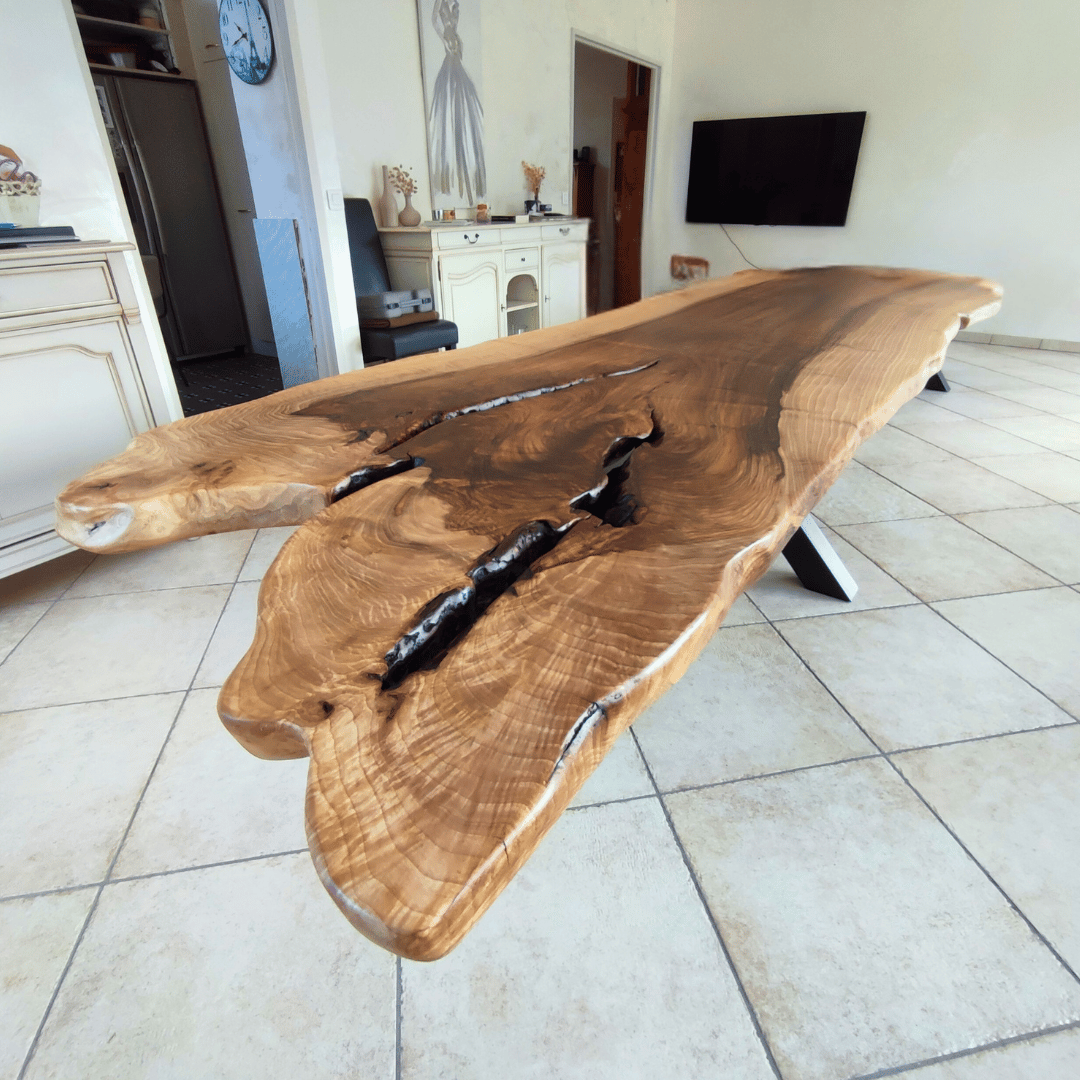 Table d'exception en noyer massif, unique et personnalisée.