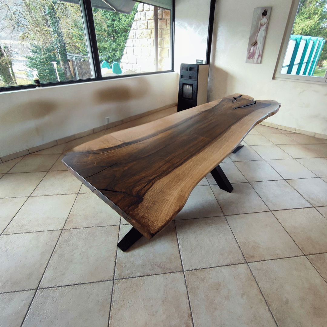 Table en noyer massif local, pièce unique et sur-mesure.