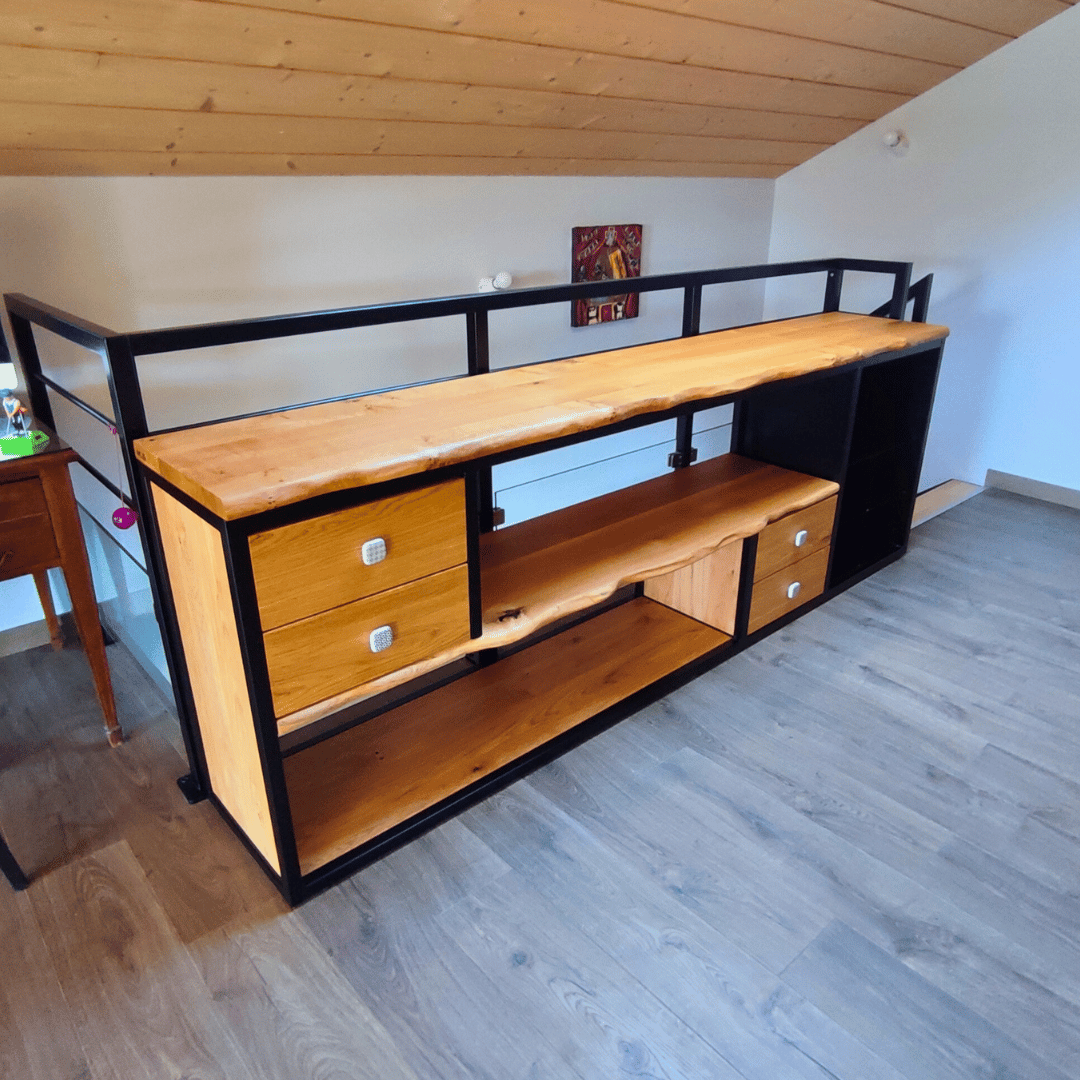 Bahut avec grands espaces de rangement.