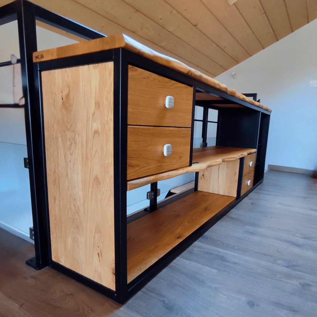 Bahut en bois avec tiroirs et poignées design.