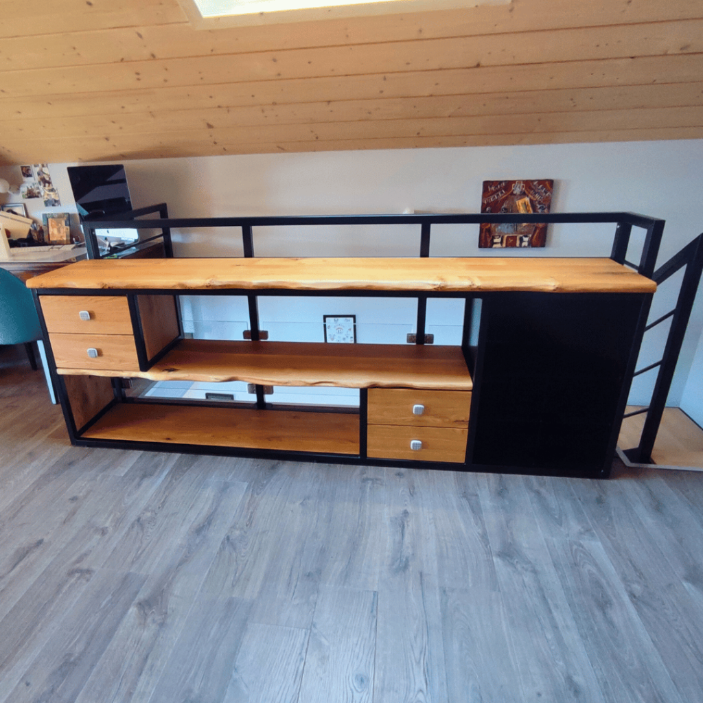 Bahut sur-mesure en bois massif et métal thermolaqué.