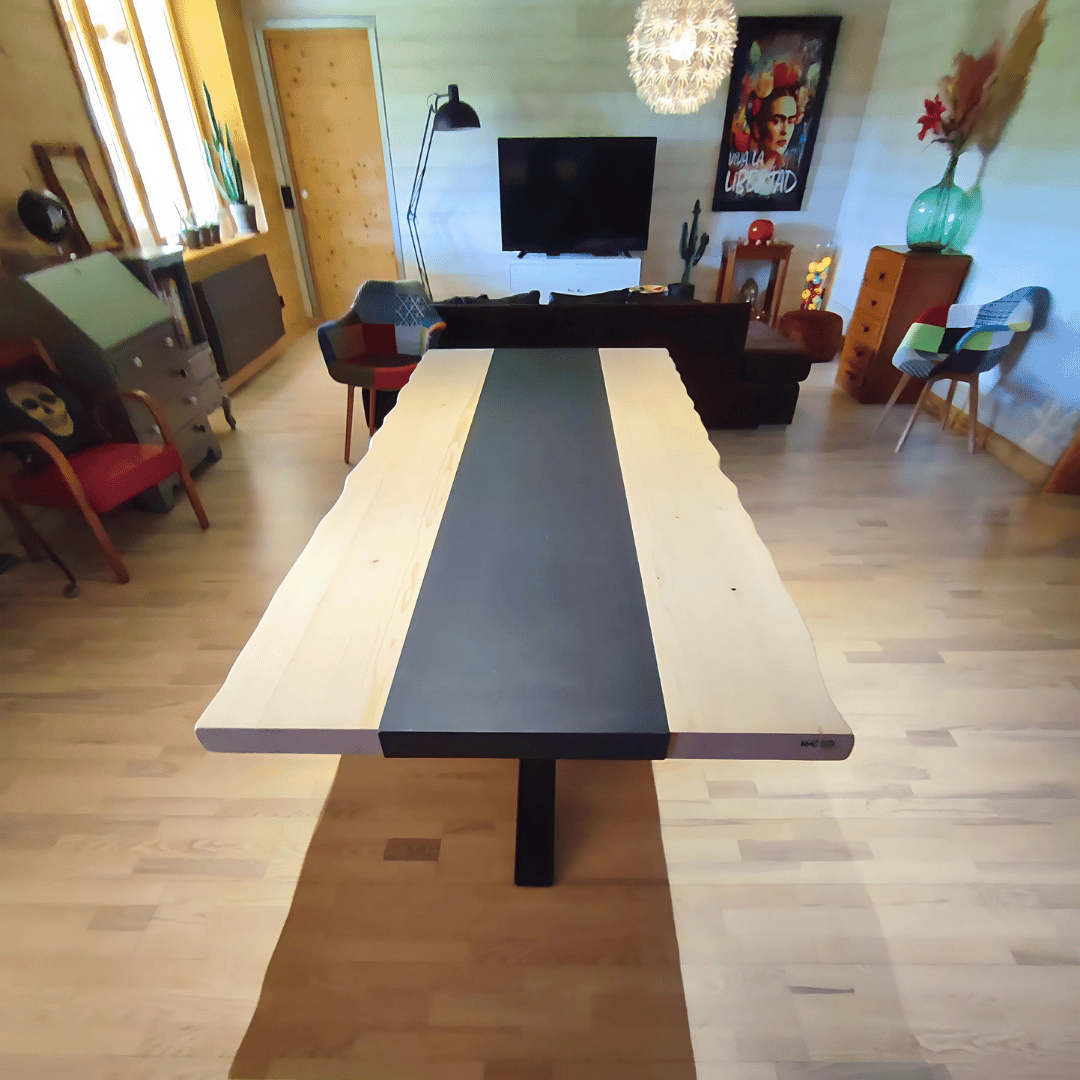 Table avec chemin central en métal thermolaqué.