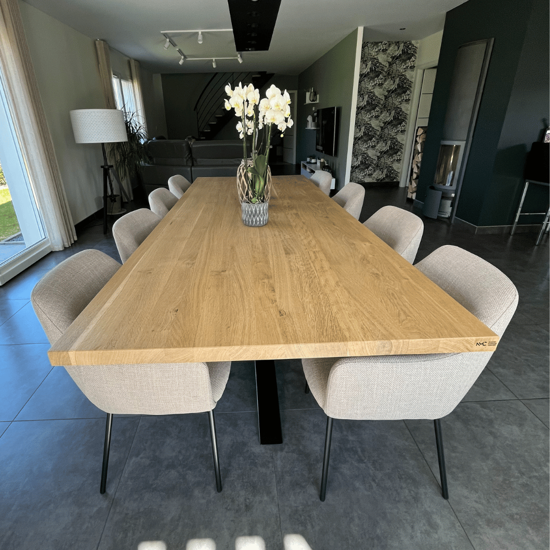 Grande table à manger en chêne massif
