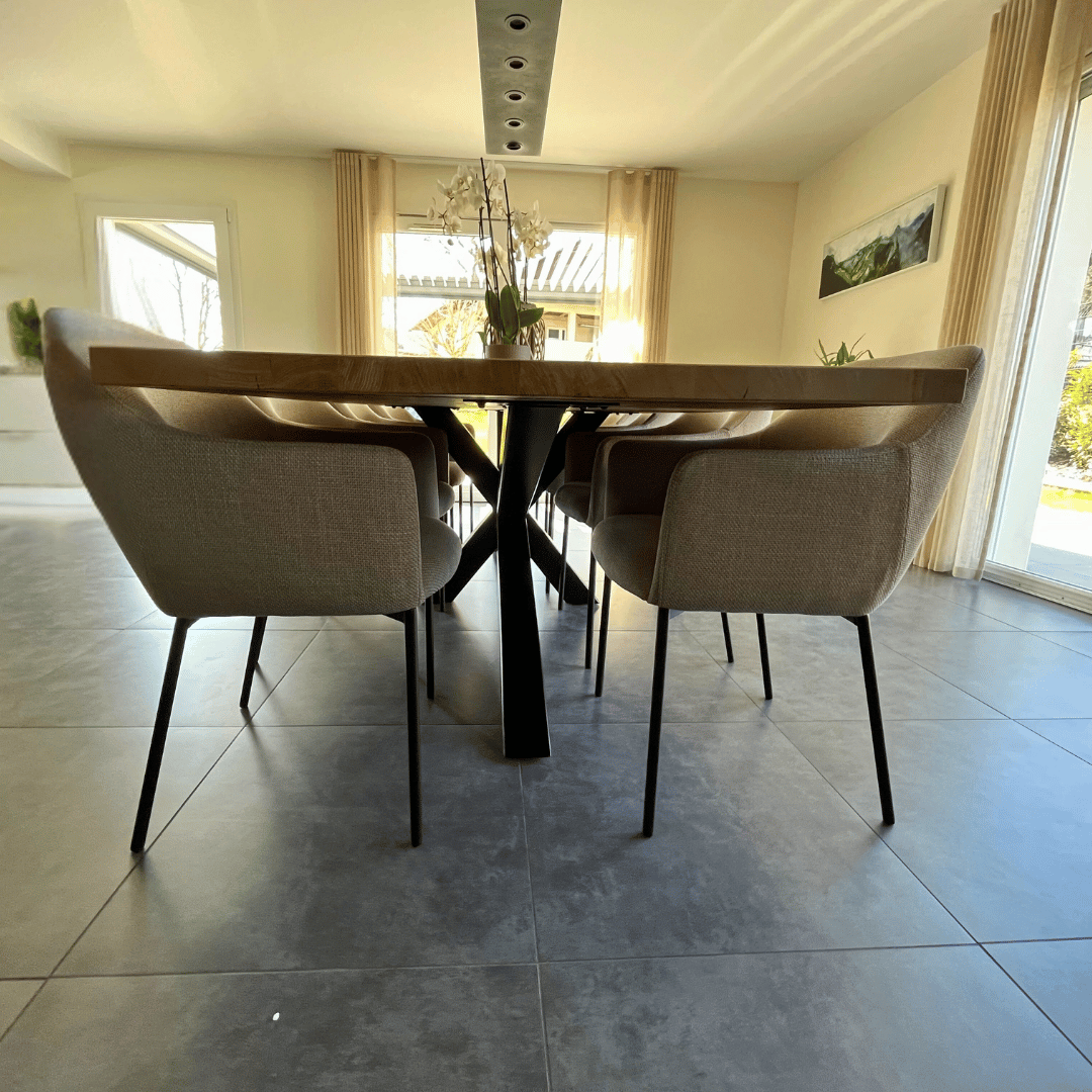Table sur-mesure avec pied métal en étoile.