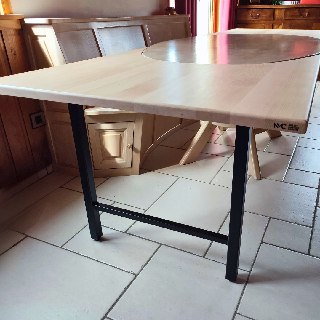 Rallonges de table avec pied de renfort.