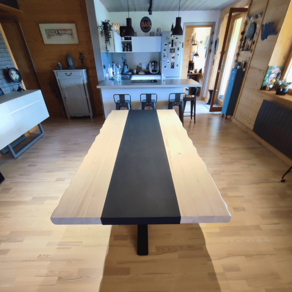 Table en bois massif de sapin.