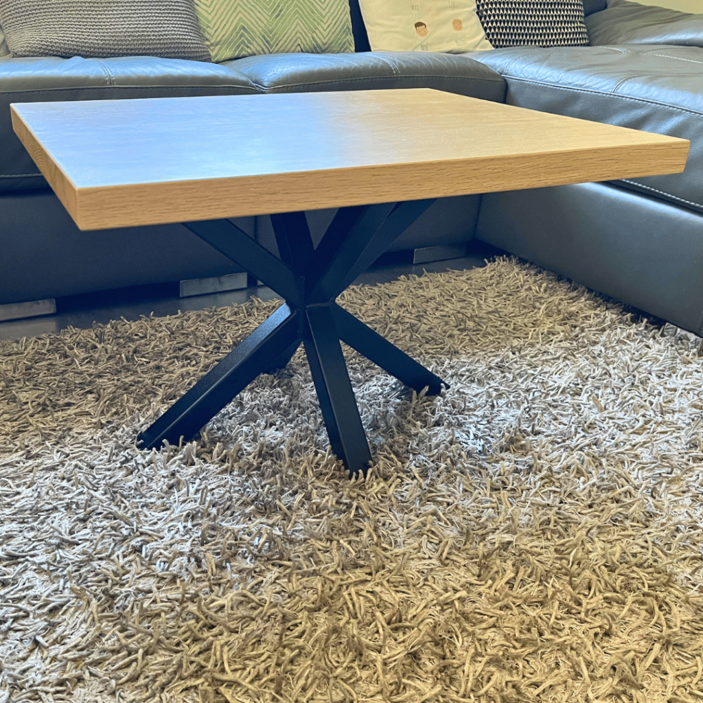 table basse bois et pied en étoile en métal thermolaqué noir mat.