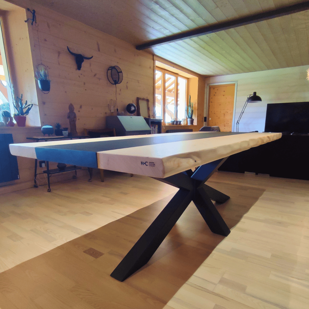 Table en bois massif et métal personnalisée.