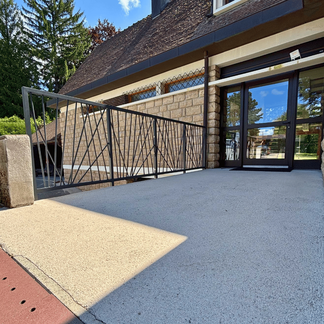 Barreaux verticaux irréguliers pour un style contemporain.