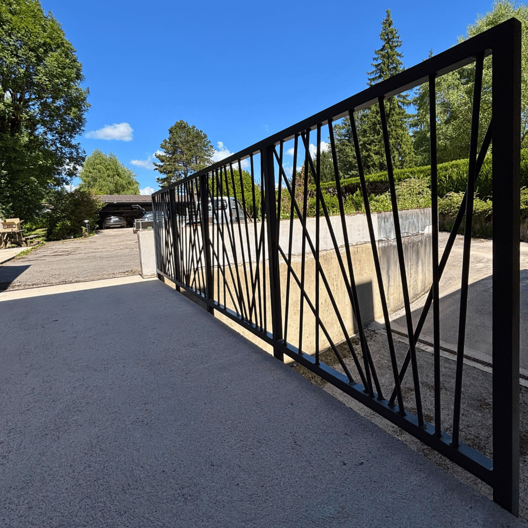 Garde-corps extérieur aux lignes irrégulières.