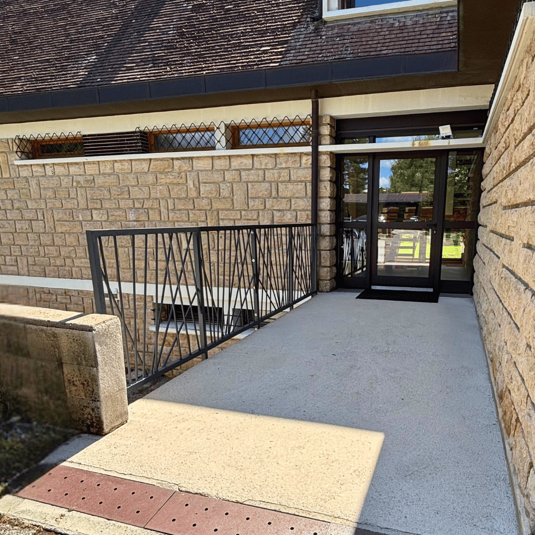 Garde-corps extérieur design, unique et sur-mesure, en aluminium thermolaqué.