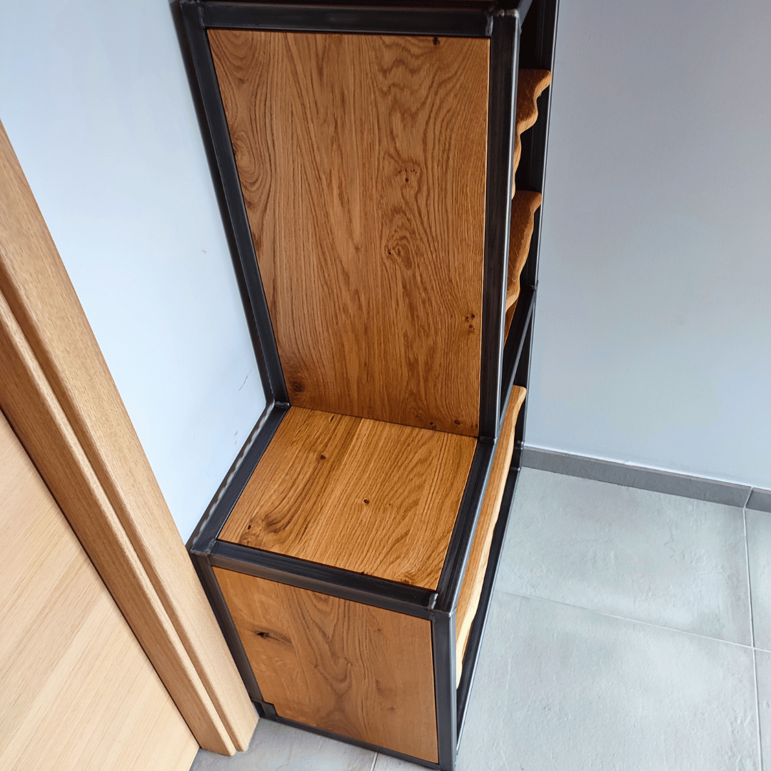 Meuble d’entrée unique en bois local et métal brut