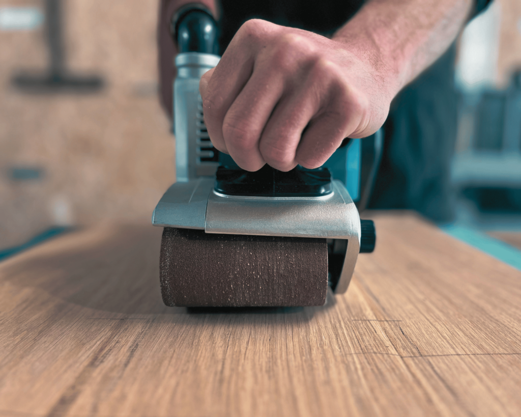 Réalisation plateau de table bois massif et métal unique, sur-mesure et personnalisé.