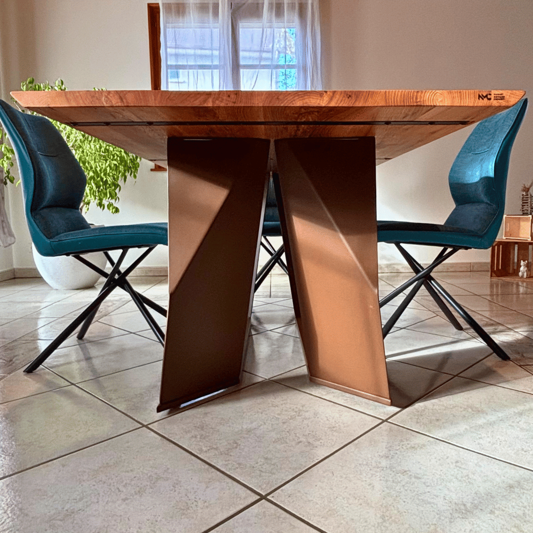 Détail du pied design en métal de la table Giulian