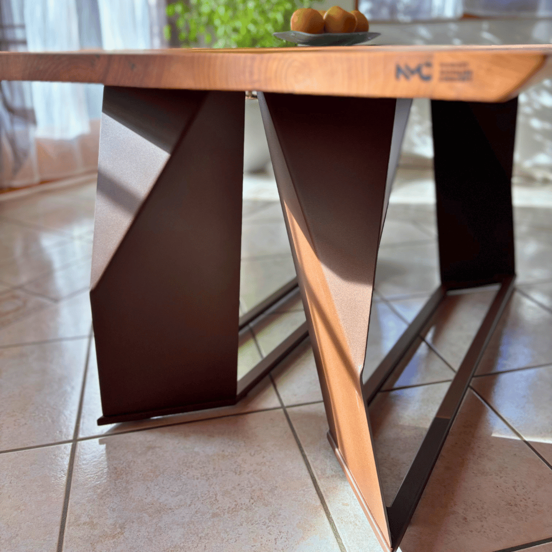 Pied de table en bois massif et en métal, fabriquée artisanalement et localement.