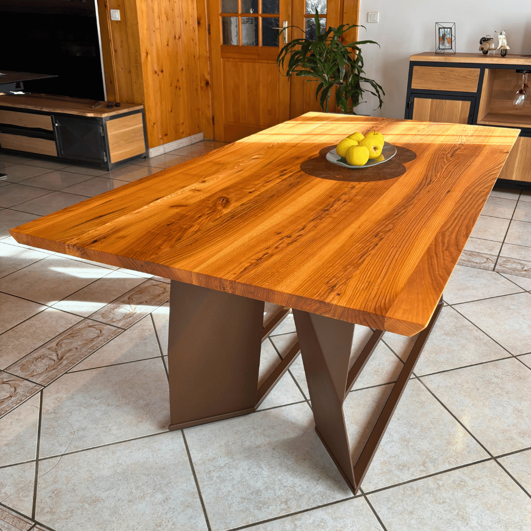 Table Giulian en orme massif et métal, design artisanal local