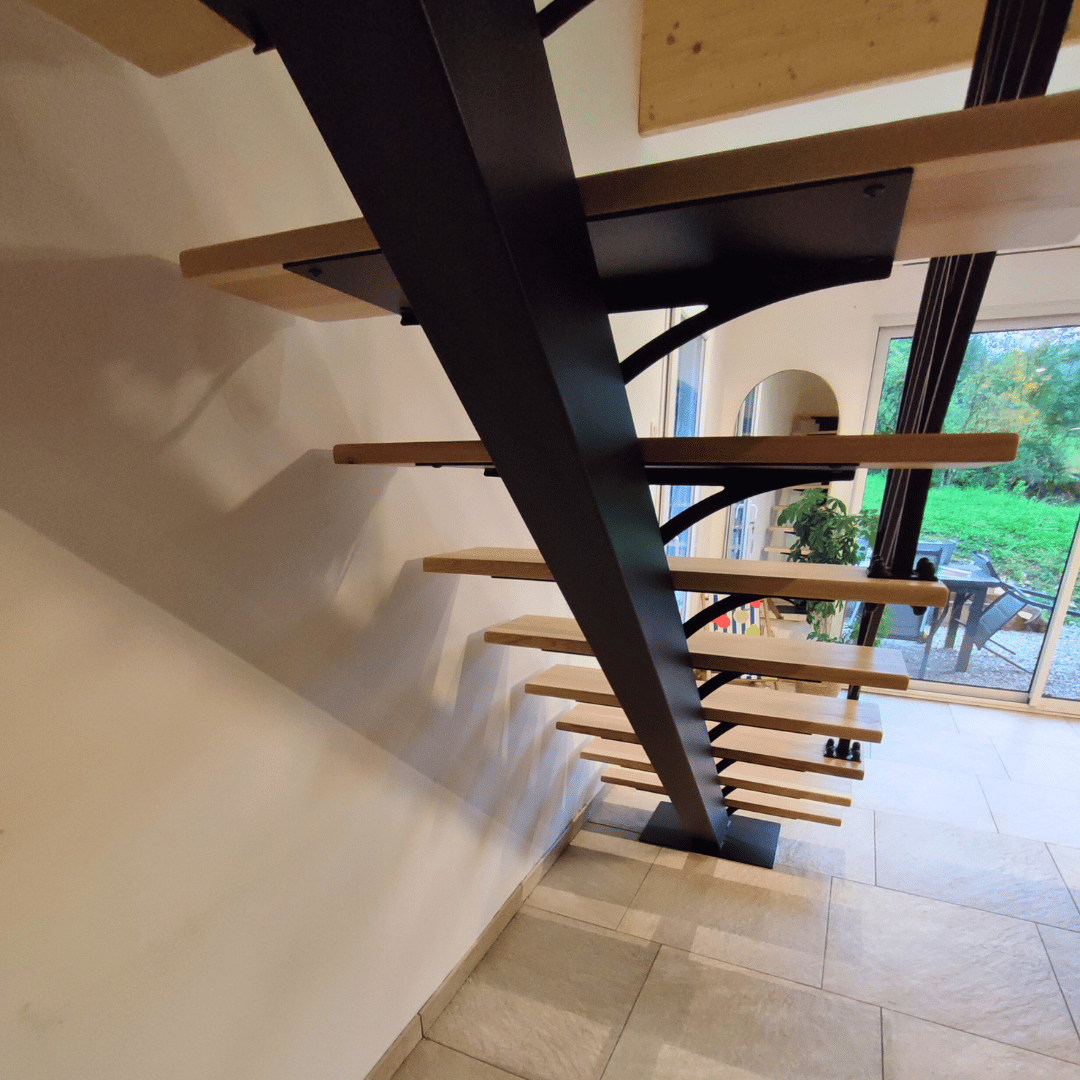 escalier sur-mesure - limon central en métal noir mat