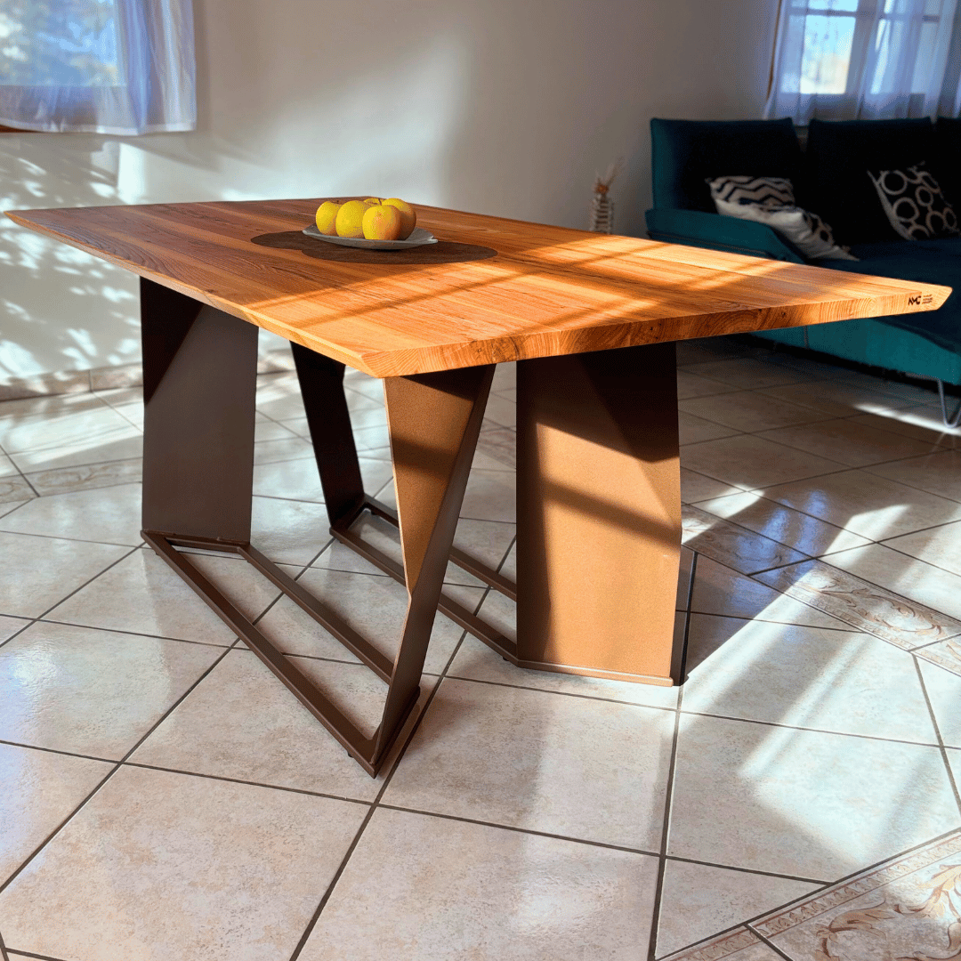 Table Giulian, fabriquée en orme massif de la région et en métal.