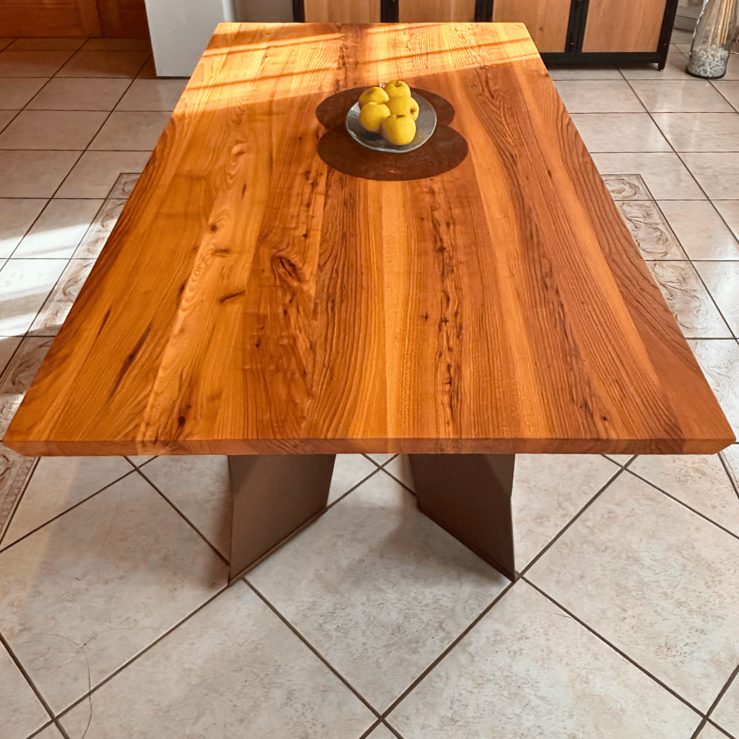 Surface de la table Giulian en orme massif, fabrication artisanale