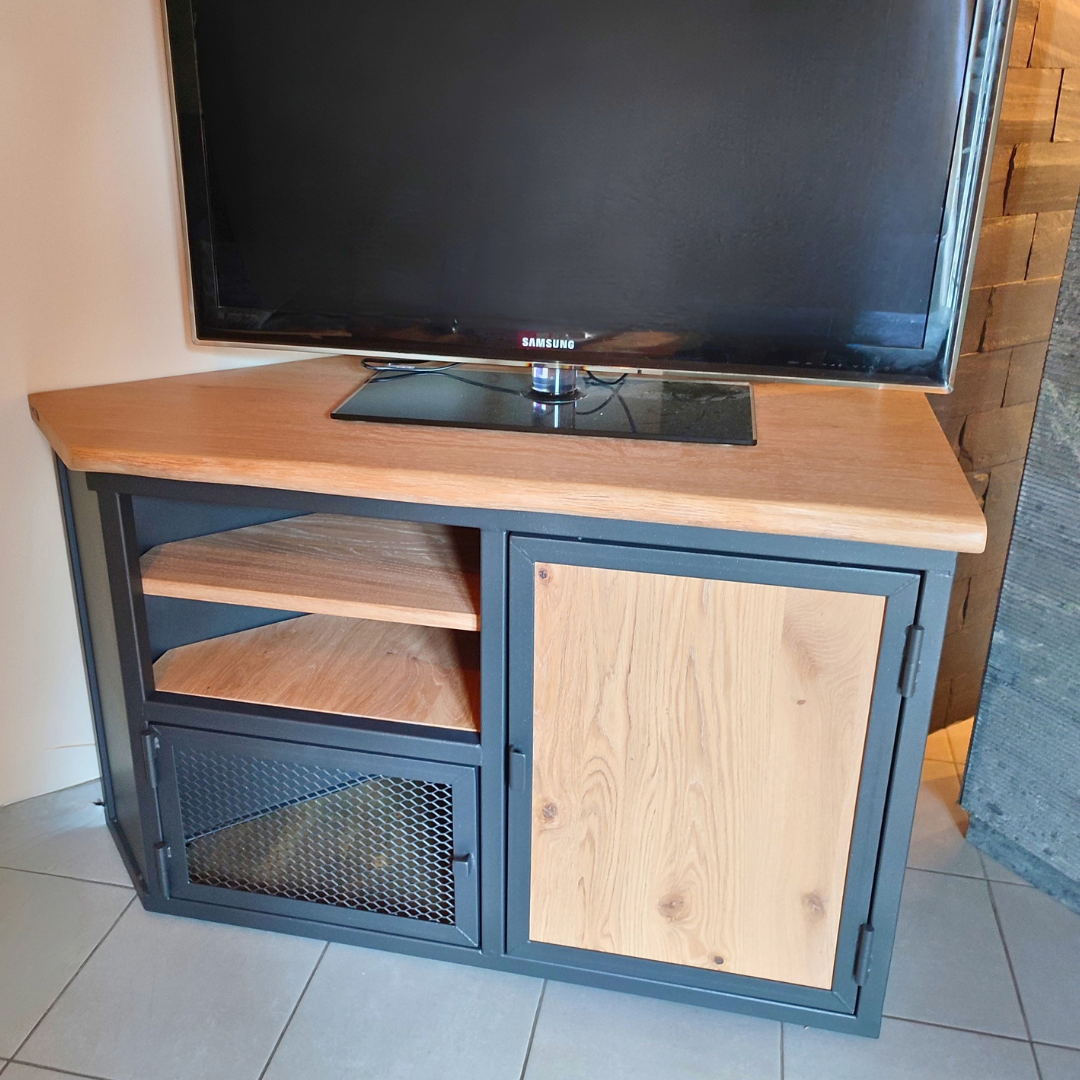 Meuble TV d’angle sur-mesure en chêne massif et métal anthracite, fabriqué artisanalement près de Pontarlier