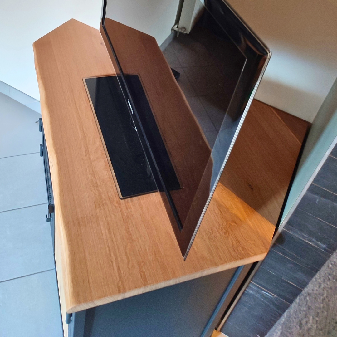 Détail d’un meuble TV en chêne massif et structure en métal thermolaqué gris anthracite pailleté