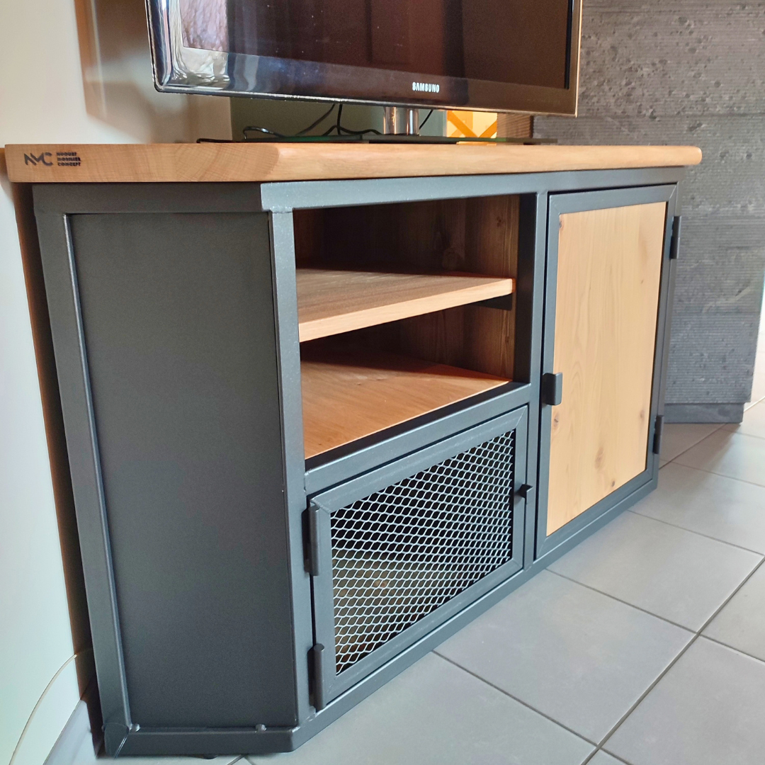 Meuble TV sur-mesure avec deux niches ouvertes en bois, une porte grillagée en métal et un rangement fermé