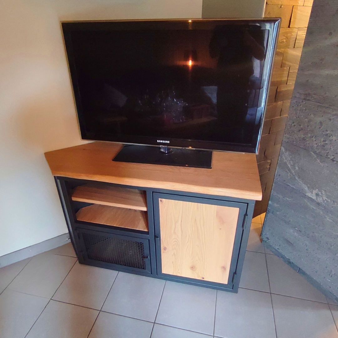 Meuble TV contemporain en chêne massif aux lignes épurées, associant chaleur du bois et élégance du métal