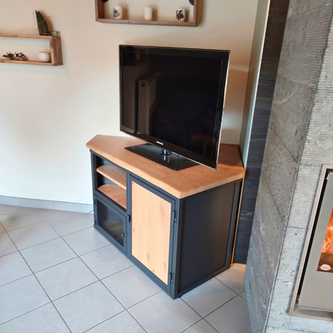 Meuble TV d'angle unique, sur-mesure et personnalisé fabriqué dans l'atelier NMC